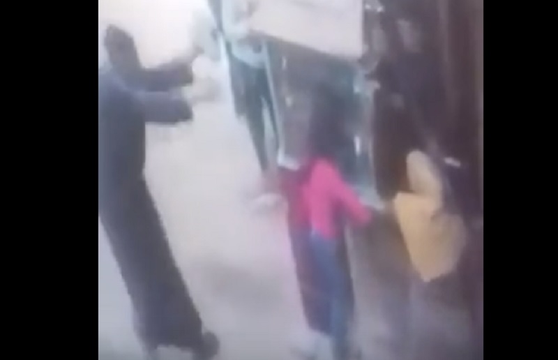 فيديو .. ضبط مختل عقليا هشم رأس طفلة بحجر في كفر العلو بحلوان