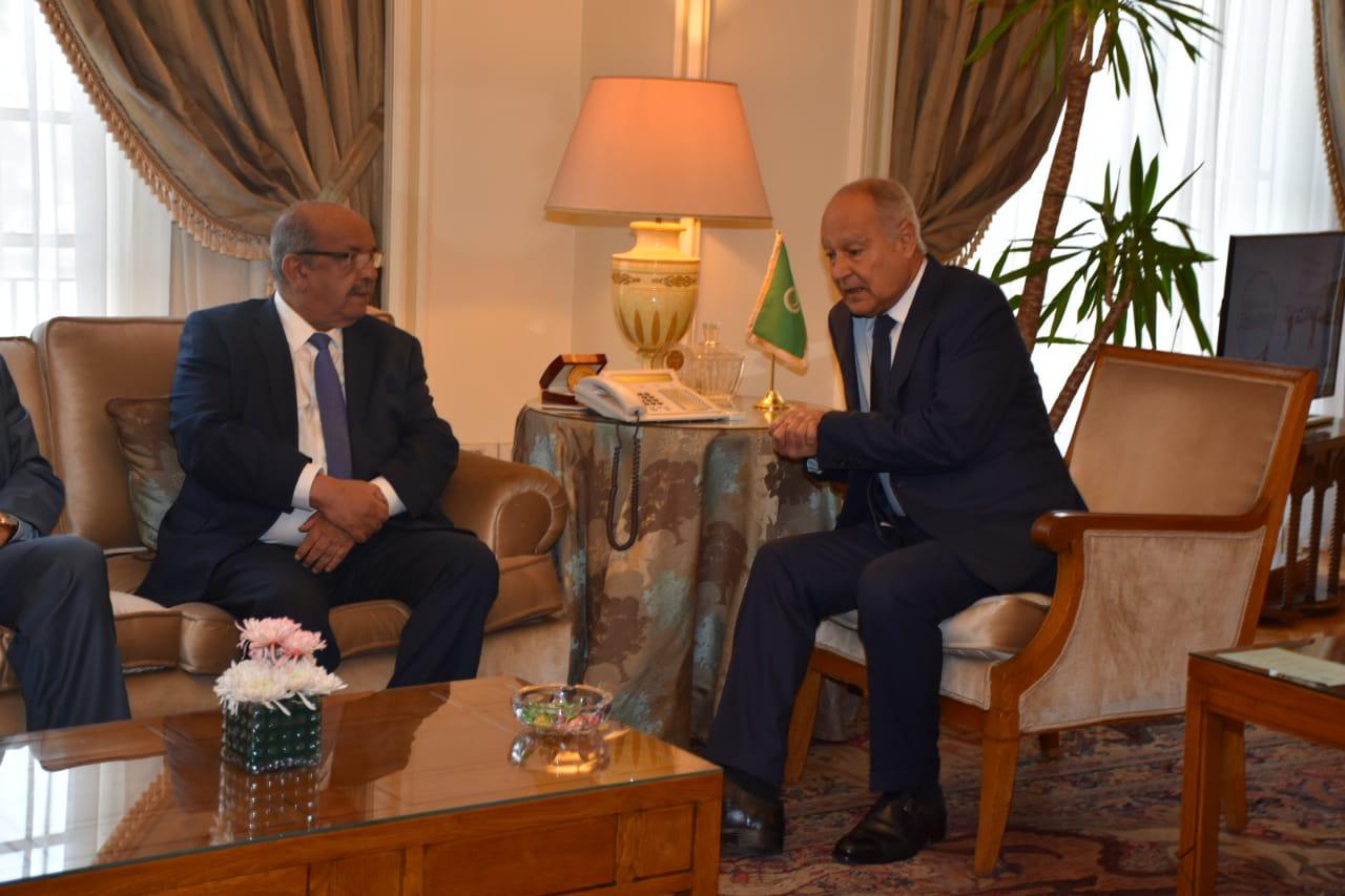 أبو الغيط يوقع مع وزير خارجية الجزائر اتفاق بعثة ملاحظي الجامعة العربية للانتخابات الرئاسية الجزائرية