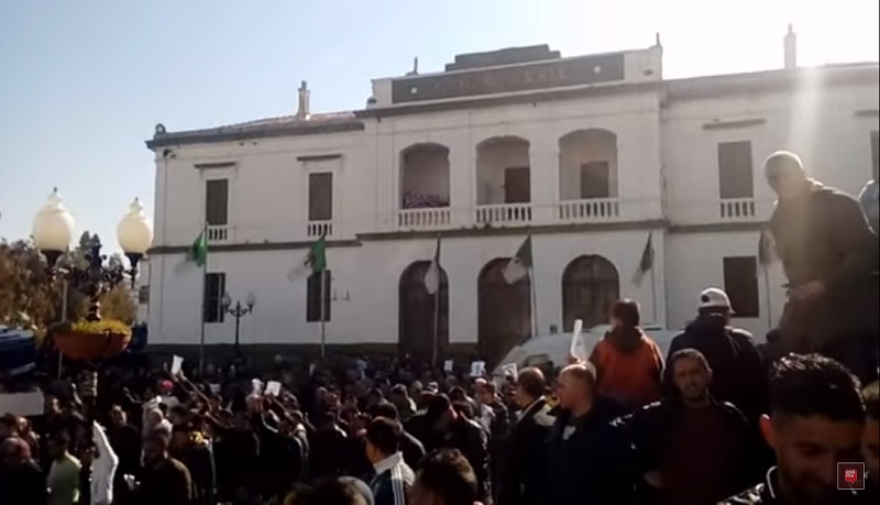 مسيرات لمئات الآلاف بالجزائر في جمعة حاسمة رغم توقف خدمات القطار والمترو (مشاهد فيديو)