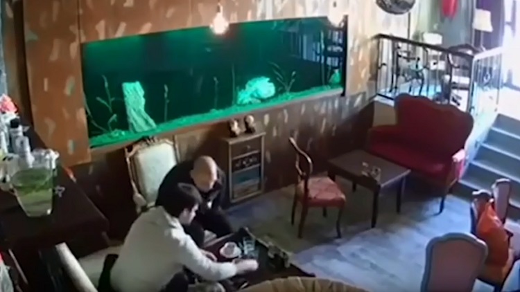 بالفيديو مفاجأة غير متوقعة أفسدت على صديقين قهوتهما في مقهى هادئ 