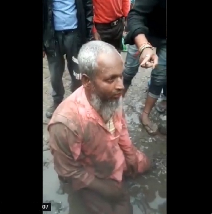 جماعة متطرفة تعتدي على مسلم يبيع لحم البقر في السوق وتجبره على تناول لحم الخنزير
