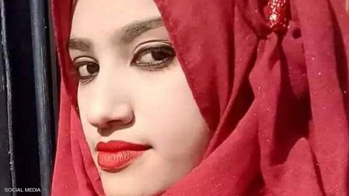 أبلغت عن تحرش مدير مدرستها بها، فأحرقوها بمساعدة زميلتها فوق سطح المدرسة