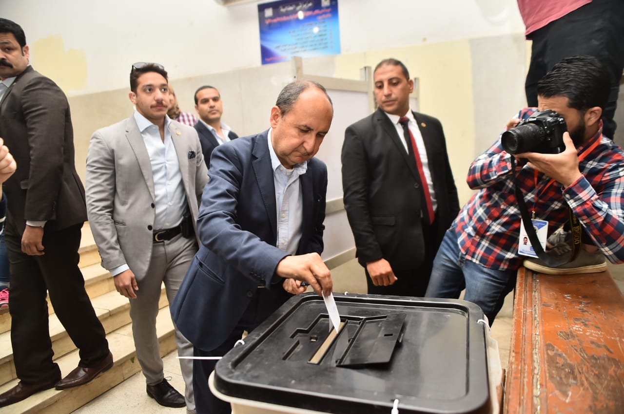 وزير الصناعة بعد الإدلاء بصوته: التعديلات الدستورية خطوة مهمة لاستكمال برنامج الإصلاح