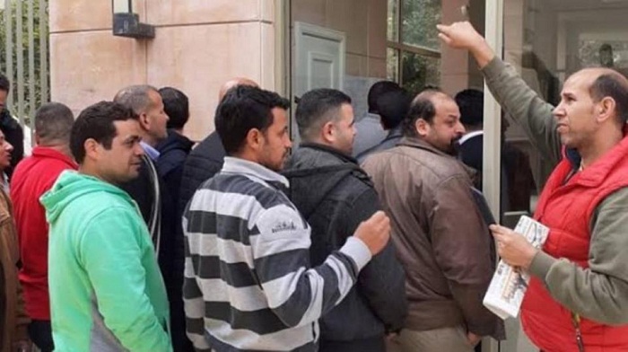 القبض على شخص أثناء محاولته وضع ورقة لإبطال صندوق استفتاء فى لجنة بمنطقة النزهة