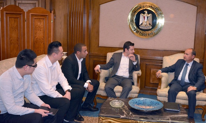 وزير الصناعة يبحث مع ممثلي 