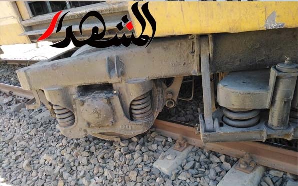 بالصور.. انحراف سيارة قطار الفيوم عن مسارها
