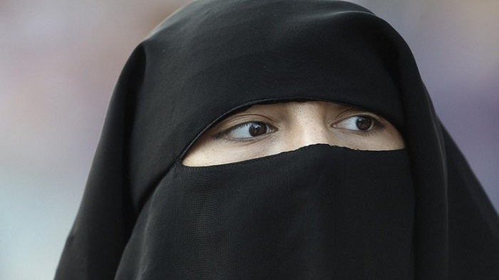 بعد 23سنة من العمل في مهنة الطب، بريطاني يتخلى عن مهنته بسبب منقبة