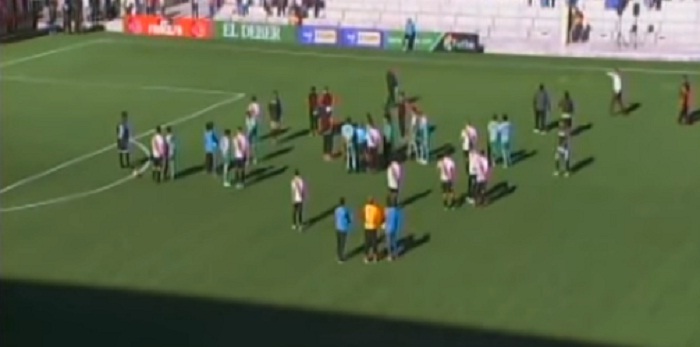 بالفيديو وفاة الحكم فيكتور هوغو في الدقيقة 54 من مباراة في الدوري البوليفي