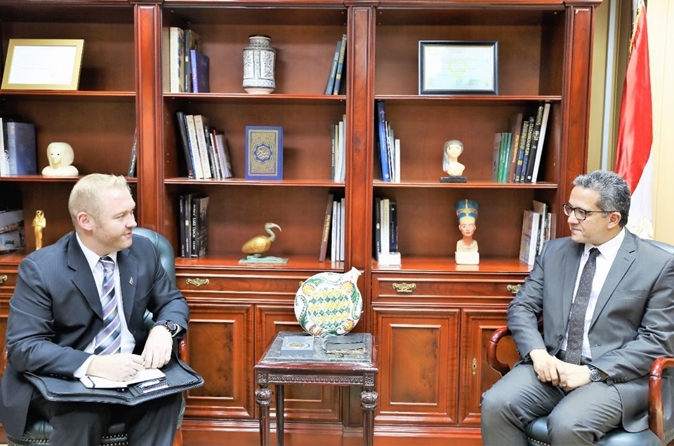 وزير الآثار يبحث مع سفير نيوزيلندا إجراءات استرداد قطع أثرية من متحف 
