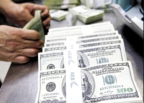 خبير اقتصادي يوضح ثمار انخفاض الدولار أمام الجنيه