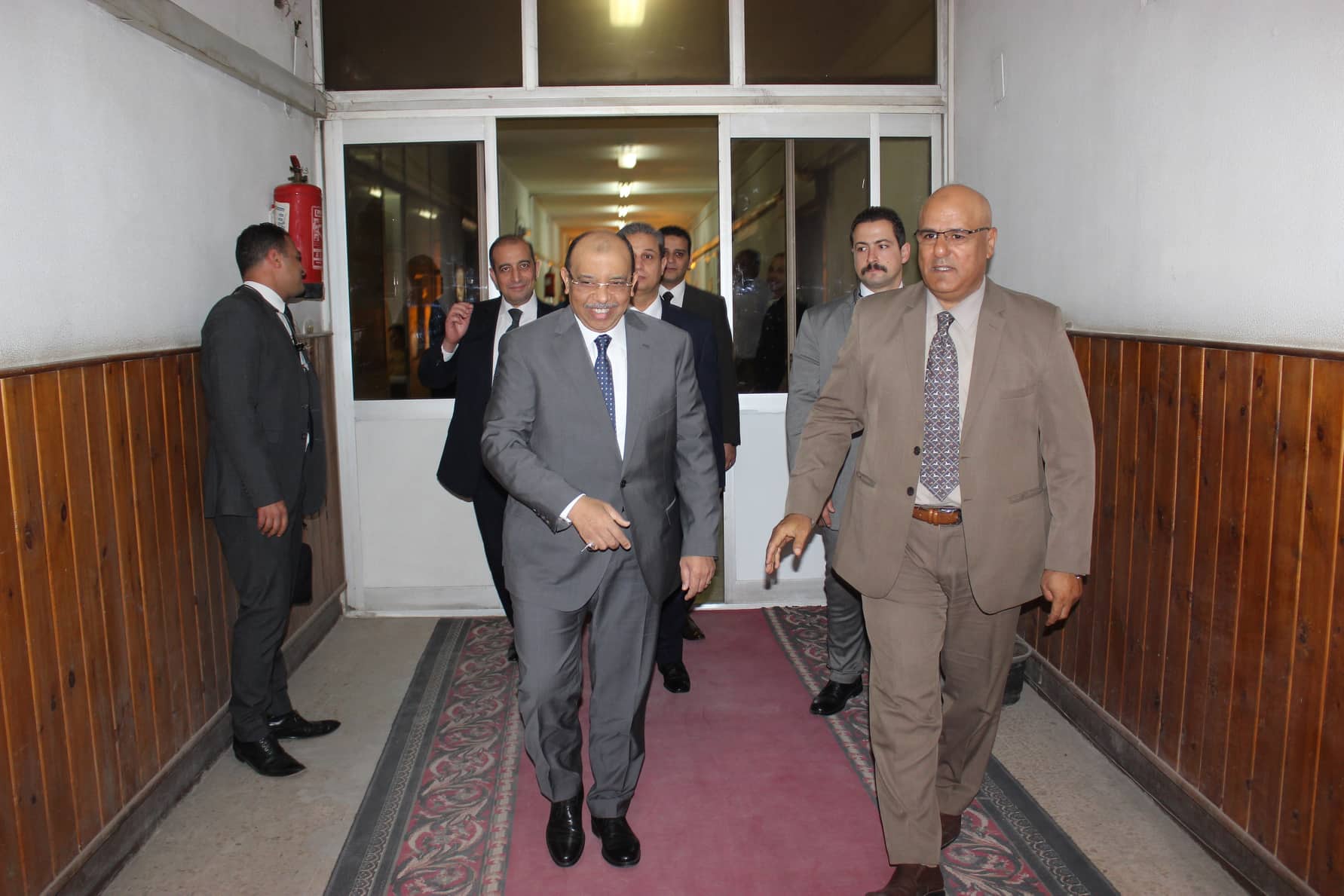 وزير التنمية المحلية يتفقد غرفة العمليات خلال مروره بديوان الوزارة