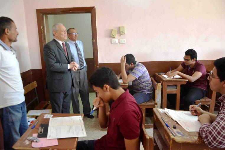 بالصور , محافظ الأقصر يتفقد عدد من لجان امتحانات الثانوية العامة