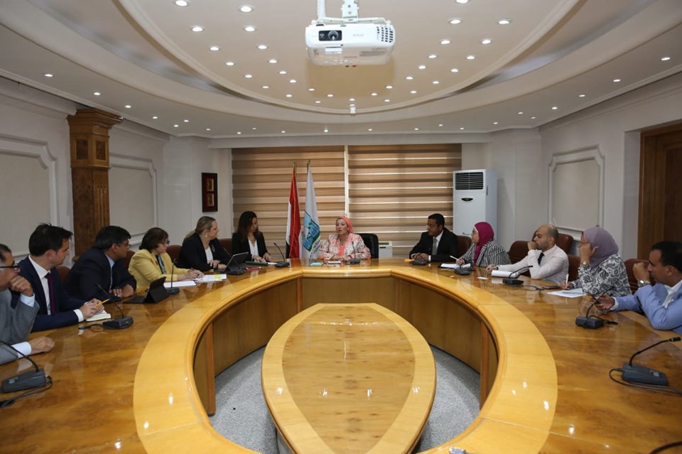 وزيرة البيئة تناقش إدارة المخلفات الصلبة مع وفد البنك الدولي وتعزيز التعاون المشترك
