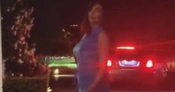 1645 جنيها إسترلينيا سعر فستان كيلي جينر وتستعرض رشاقة جسدها 