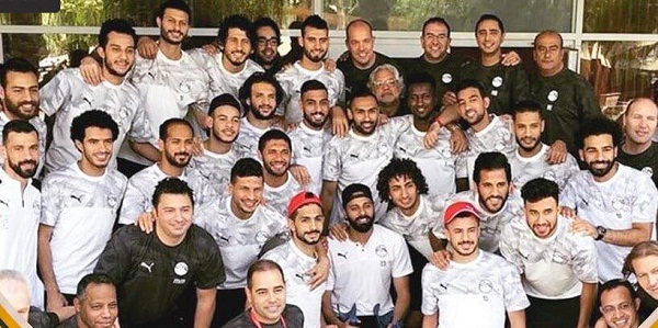 المنتخب يلتقط صورة تذكارية مع جنش قبل مغادرته للمعسكر 
