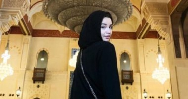جوهرة ترتدي الحجاب من داخل أحدي المساجد وتثير جدل جمهورها