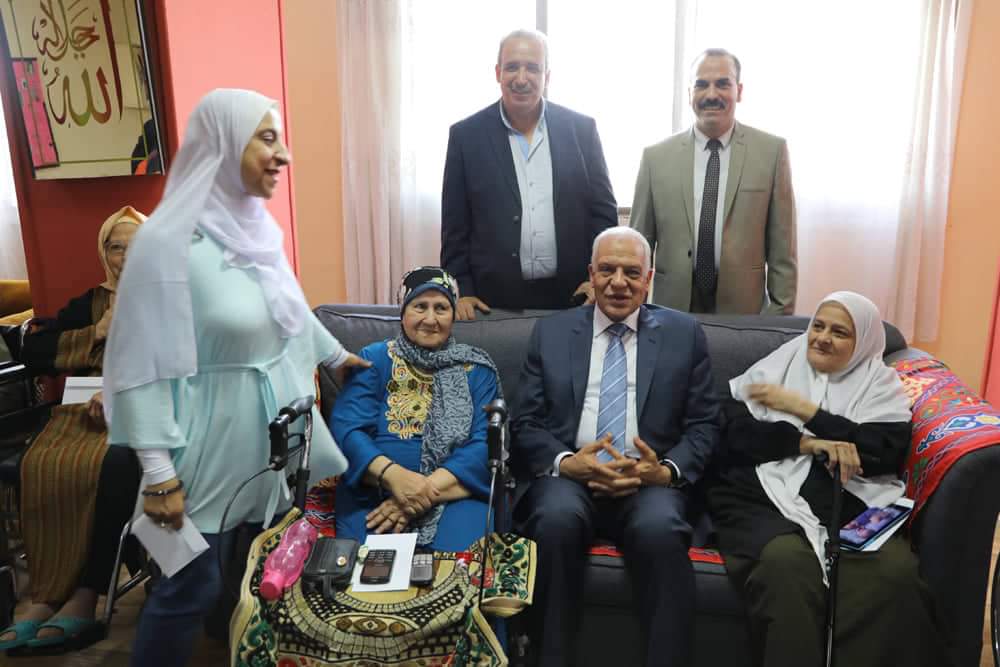محافظ الجيزة يوزع العيديات على الايتام والمسنين بجمعية الخدمات المتكاملة لتنمية المجتمع