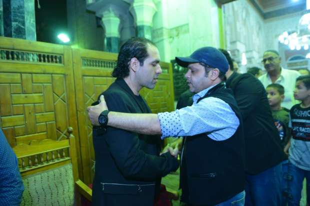 بالصور..عمرو عبد الجليل يتلقى عزاء محمد نجم بجوار ابنه 