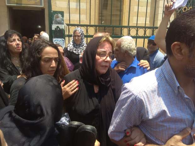 بالصور.. نجوم الفن يشيعون جثمان 