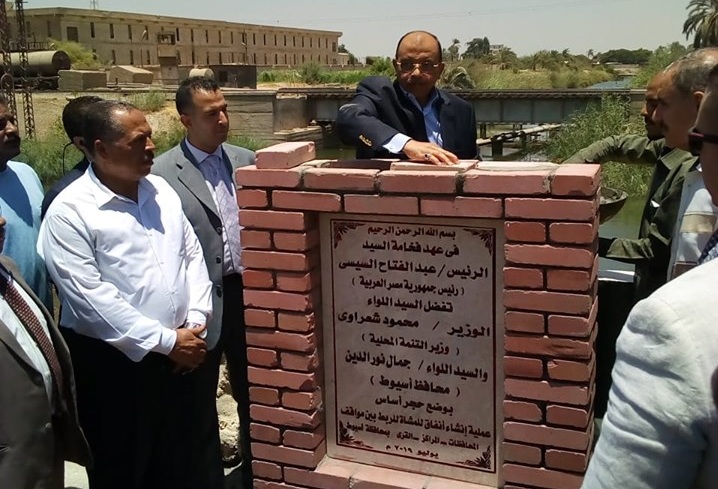وزير التنمية المحلية يضع حجر الأساس لنفق مشاة موقف نزلة عبداللاه في منطقة المعلمين بأسيوط