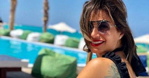 منة فضالى تشارك جمهورها بصور لها علي البحر