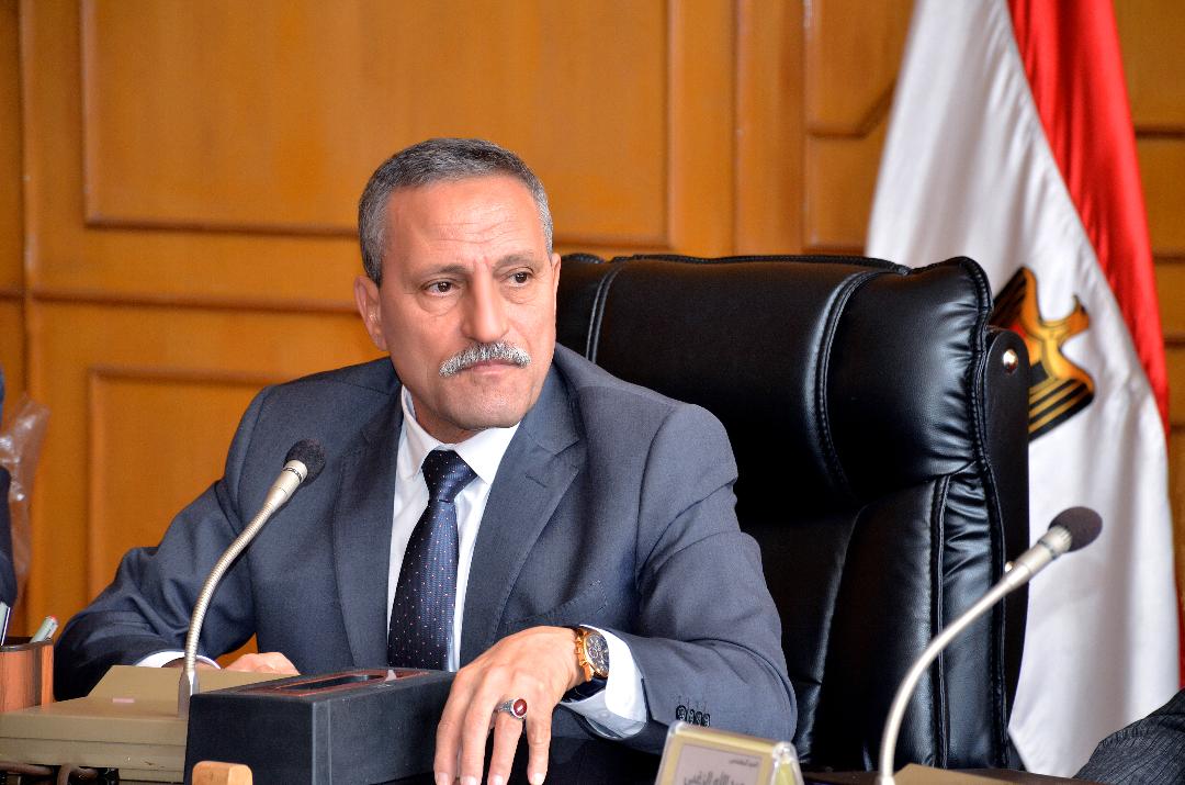 محافظ الإسماعيلية يلزم مديرى المدارس بمختلف المراحل التعليمية بعدم فرض زى مختلف كل عام