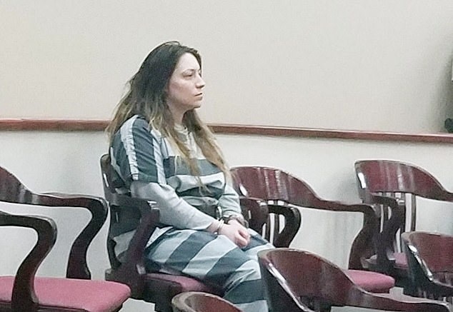 سيدة تقتل طفلتيها 5 و7 سنوات.. وعطل فى مسدسها ينقذ زوجها من الموت
