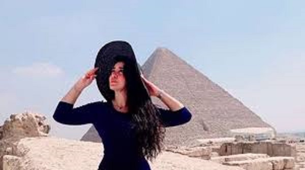 بالصور.. جيهان خليل تخضع لجلسة تصوير جديدة بالأهرامات