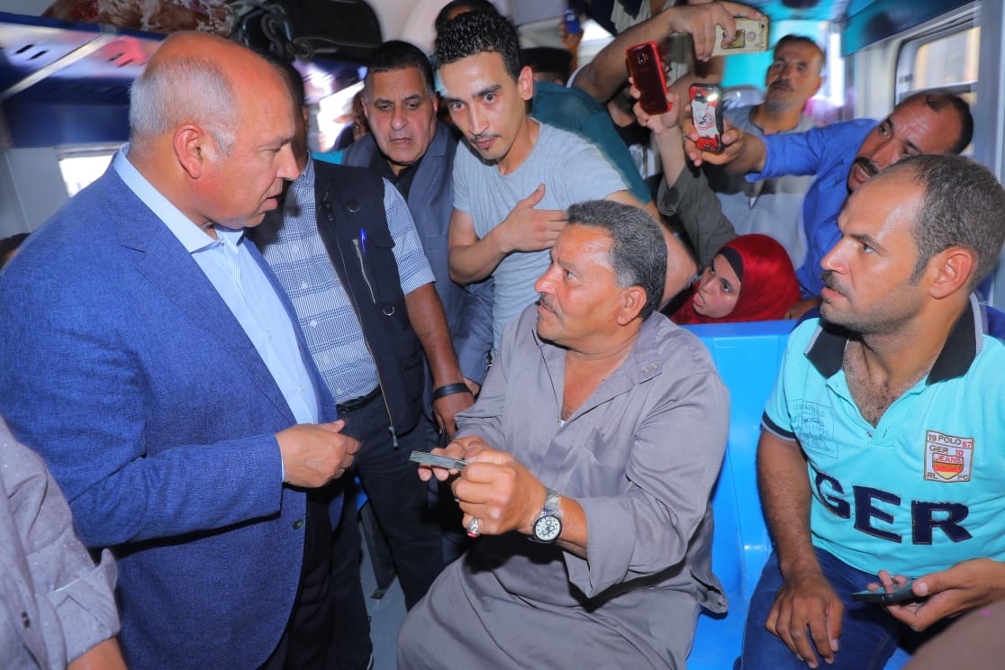وزير النقل يشهد تشغيل 20 عربة مطورة تم إعادة تأهيلها في مصنع سيماف كدفعة أولى 