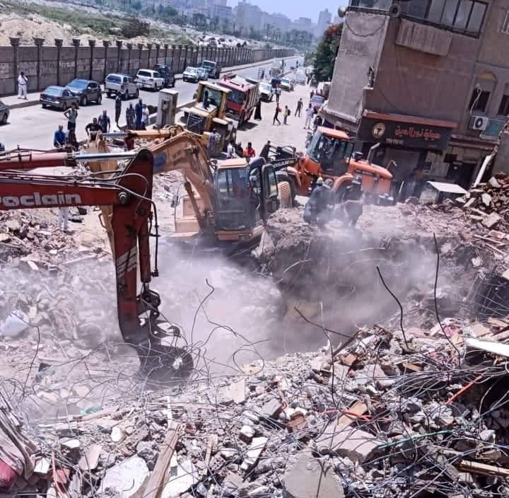 محافظ الجيزة يوجه برفع أنقاض عقار إمبابة المنهار 