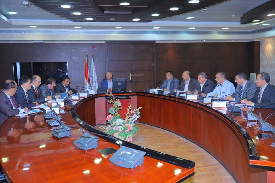وزير النقل يبحث مع 