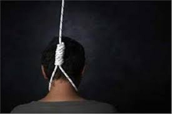 حزنا على وفاة والدته، انتحر بجوار جثتها