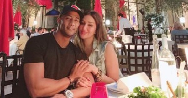 محمد رمضان ينشر صورة له برفقة زوجته في باريس ويعلق: حياتي