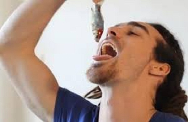 صياد ابتلع سمكة حية فقاومته حتى قتلته