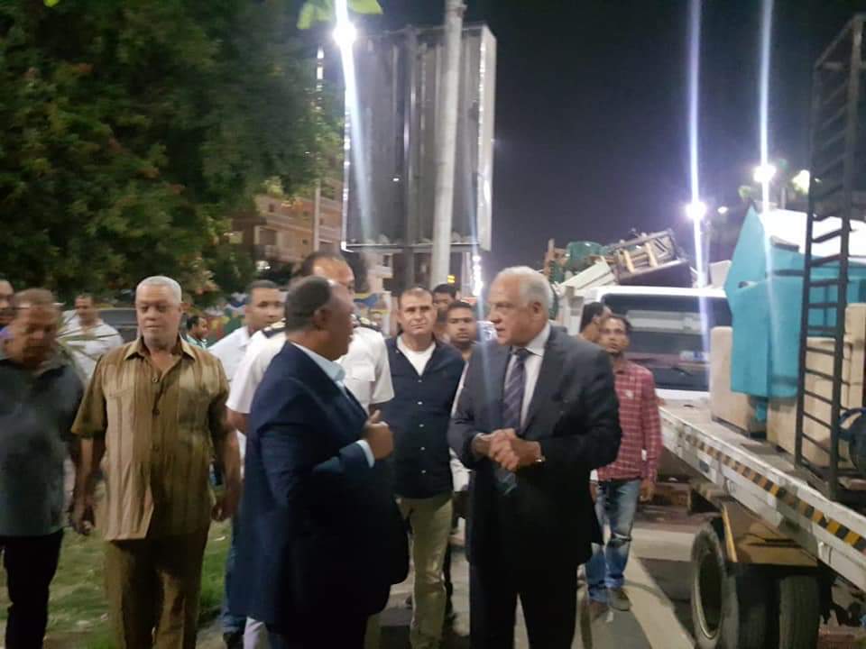 بالصور.. محافظ الجيزة يقود حملة لرفع اشغالات المقاهي والمحلات بالعمرانية ليلًا 