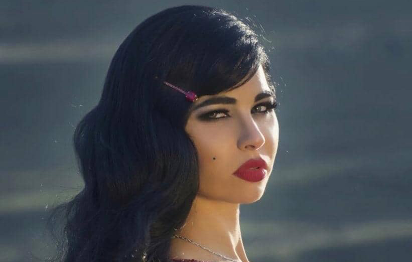 المطربة الجزائرية ياسمين نيار تتهم عصام كاريكا بالنصب والتحرش