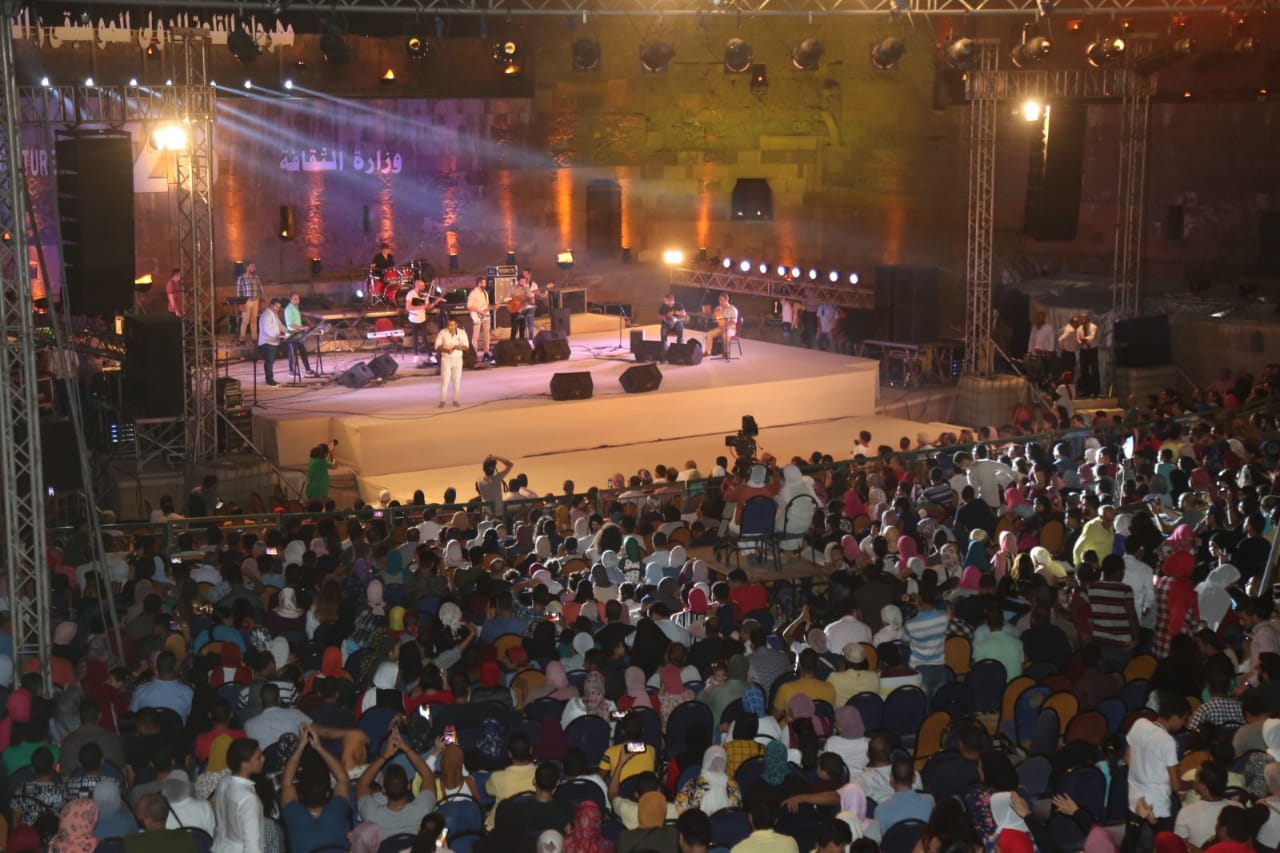 حشود جماهيرية ضخمة في مهرجان القلعة 28 