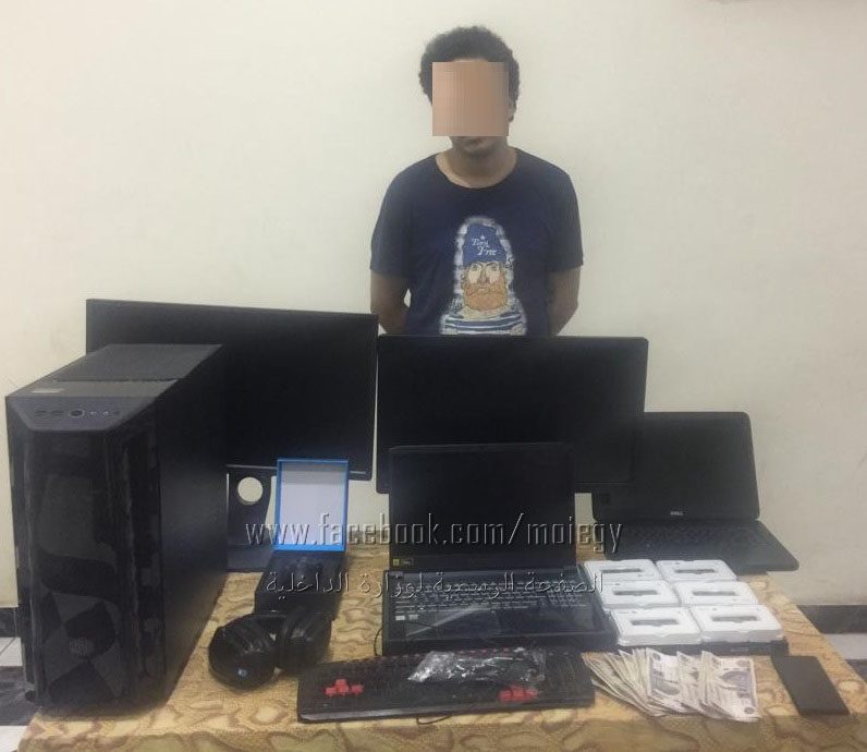 ضبط أحد الأشخاص بالإسكندرية لقيامه بالإستيلاء على بيانات بطاقات الدفع الإلكترونى وإستخدامها فى عمليات شراء 
