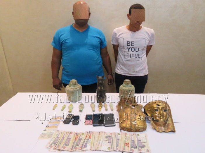 ضبط شخصين بالجيزة لحيازتهما كمية من القطع والتماثيل الآثرية بقصد الإتجار