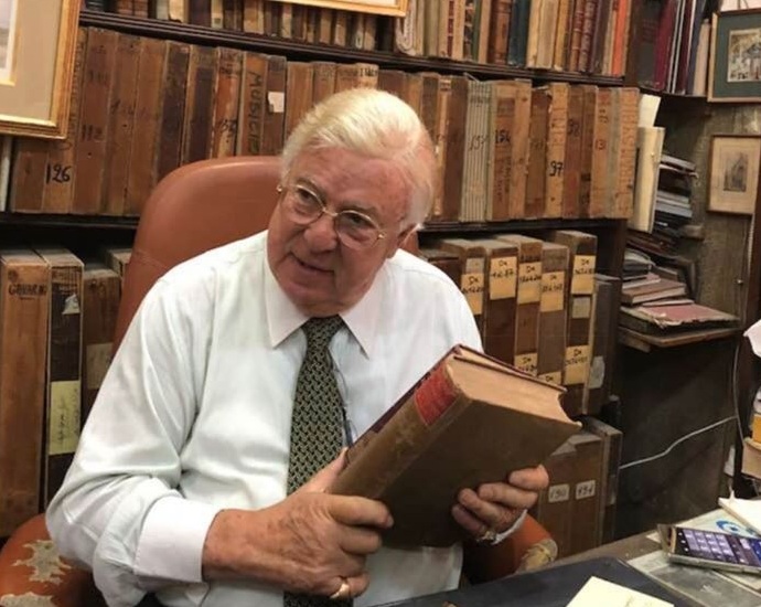 الثقافة تقتني 86 كتاب ومخطوط وخريطة ولوحات يرجع تاريخ معظمها للقرن التاسع عشر.. من مكتبة الفنان حسن كامي
