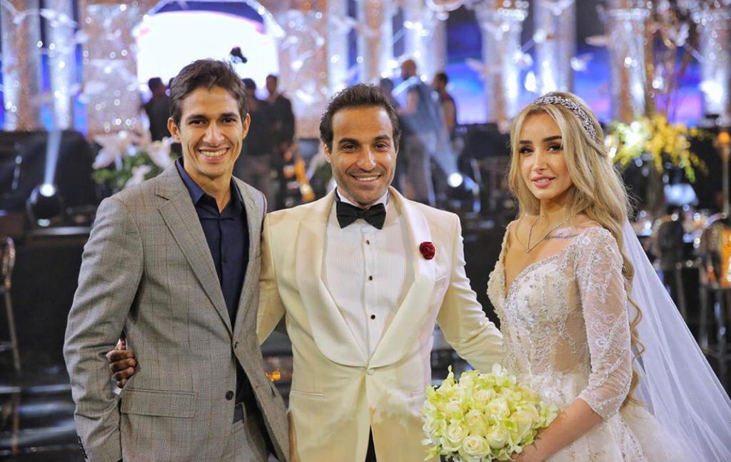 صور.. أحمد فهمى يتغزل فيي عروسته هنا الزاهد أمام الحضور