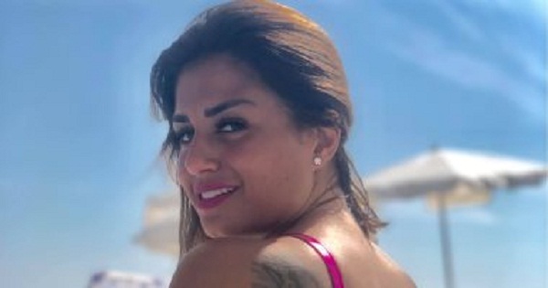 بالمايو البكيني منة فضالي تشارك جمهورها بصورة جديدة لها أثناء قضاء عطلتها الصيفية