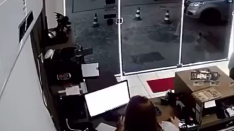 بالفيديو، حاول إبهار فتاة بدراجته النارية فكاد يقتلها