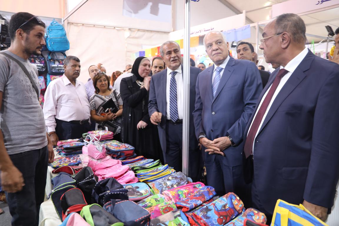 وزير التموين ومحافظ الجيزة يفتتحان معرض عودة المدارس بفيصل