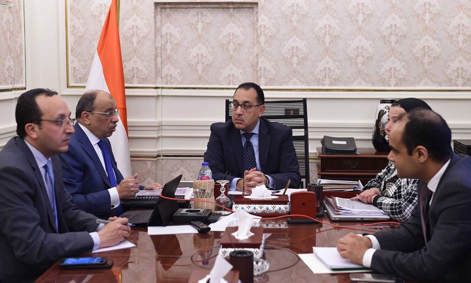 رئيس الوزراء يتابع الموقف التنفيذي لمنظومة المخلفات الصلبة ومشروعات رصف الطرق المحلية 