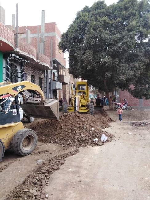 حملة لرفع المخلفات الصلبة وإعادة رصف الطرق بمركز ملوي بالمنيا 