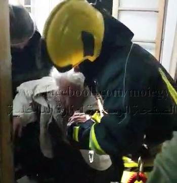 وحدات الإنقاذ بالحماية المدنية تنجح فى إنقاذ سيدة مسنة عالقة بإحدى العقارات بالظاهر