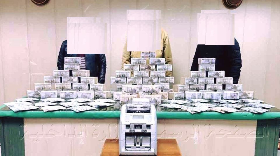 ضبط ثلاثة أشخاص بالقاهرة بحوزتهما 4 ملايين جنيه عملات أجنبية ومحلية للإتجار غير المشروع 