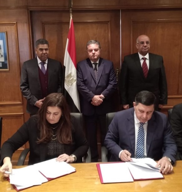 وزير قطاع الأعمال يشهد توقيع عقد خدمات استشارية بين 