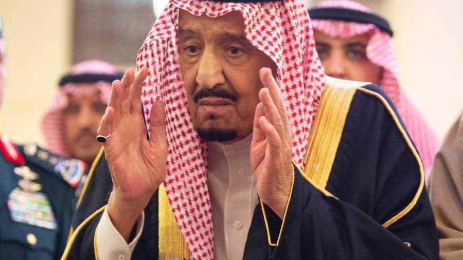 بالصور..الملك سلمان يؤدي صلاة الجنازة على الأمير بندر